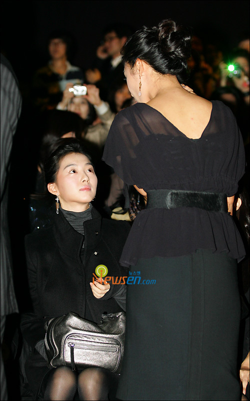 Here's another Queen Kim Hee Ae seated along side Yoo Ji Tae's current